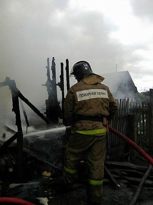 Дом тушили всем миром: пожарные ПЧ-128, ПЧ-51, местное население (соседи)
