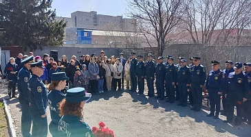Минутой молчания и возложением цветов почтили память погибших при исполнении служебных обязанностей у здания специальной пожарно-спасательной части в Калининском районе